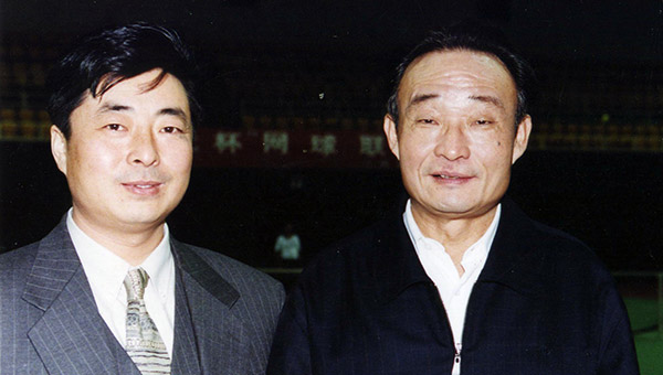 時(shí)任人大常委會(huì )委員長(cháng)，中央政治局委員常委、國務(wù)院副總理吳邦國親切接見(jiàn)通光集團黨委書(shū)記張強