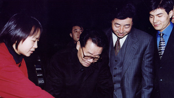時(shí)任中央政治局常委、全國政協(xié)主席李瑞環(huán)親切接見(jiàn)通光集團黨委書(shū)記張強
